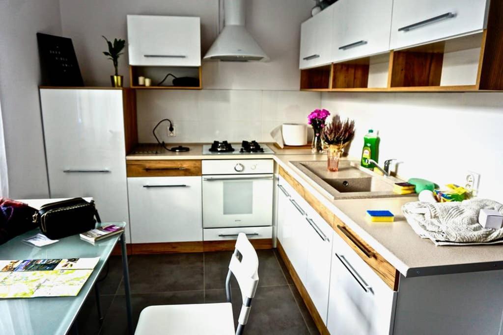 Sunshine Parkside Hideaway - 3 Bedroom - By Upstairs Krakau Buitenkant foto